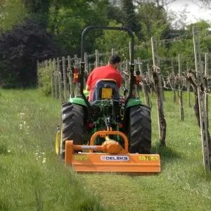 Débroussailleuse à marteaux montée sur tracteur Deleks LINCE-SP120