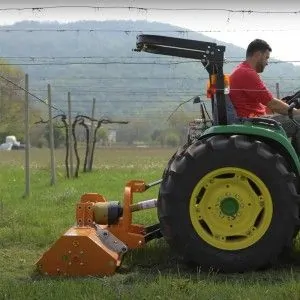 Débroussailleuse à marteaux montée sur tracteur Deleks LINCE-SP120