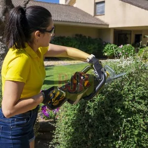 Battery powered hedge trimmers Garland Set KEEPER 552W-V19 working