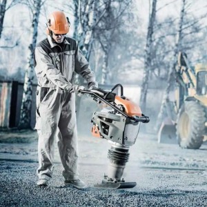 Compattazione Pison Husqvarna LT 6005 al lavoro