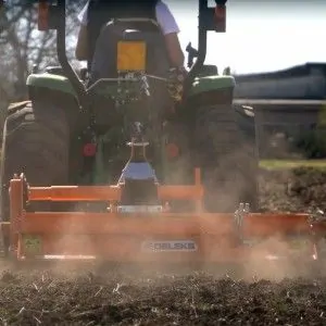 Rotovator déporté monté sur tracteur Deleks DFM-150