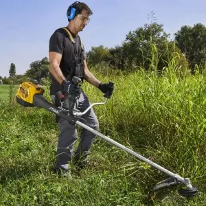 Cortador de mato Stiga BC 760 B em trabalho