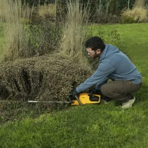 Aparadores de sebes a bateria Stiga HT 100e Kit a funcionar