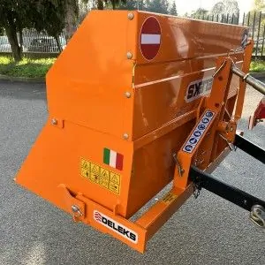 Carregador traseiro para trator Deleks BUCKET-120 com porta traseira