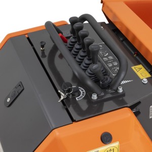 Mini-Dumper mit verfolgte und Schaufel Deleks MB8000 Start.