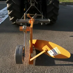 Charrue pour tracteur Deleks DP-35 avec réglage de l'angle