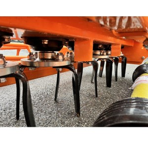 Herse rotative avec rouleau à tubes pour tracteurs DELEKS KR