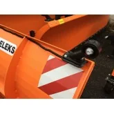 Lame de déneigement montée sur tracteur avec chargeur frontal SSH-E