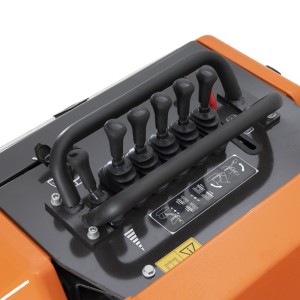 Міні самоскид з підйомним кузовом і лопатою Deleks M8000 KUBOTA