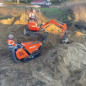 Deleks KUBOTA mini dumper avec caisse de levage et pelle M8000