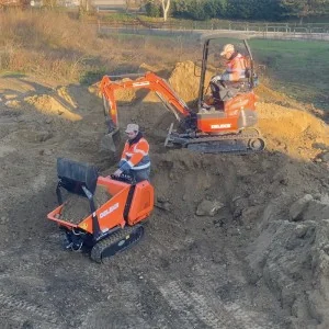 Deleks KUBOTA mini dumper avec caisse de levage et pelle M8000