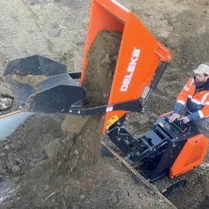 Deleks KUBOTA mini dumper avec caisse de levage et pelle M8000