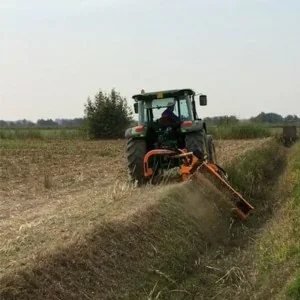 DELEKS ALCE 160 600 kg Traktorseitenhäcksler für Traktoren