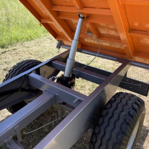 Landwirtschaftlicher Anhänger PTO Deleks RM14-T3 mit Handbremse