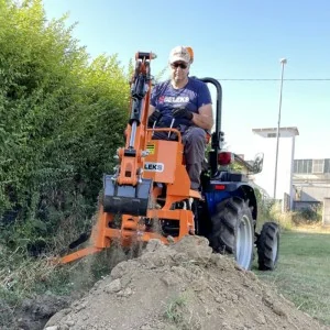 Deleks Retroescavadora com tomada de força DRS-1000 250kg