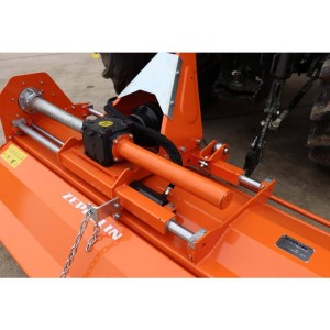 Rotovator a trator Zeppelin deslocável