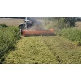 Broyeur pliant monté sur tracteur Zeppelin HT Eventail 460cm