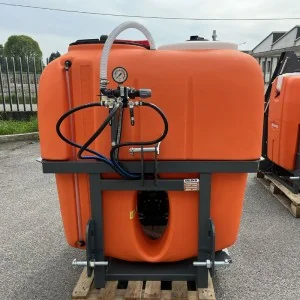 Angehängter Sprühgerät für Traktor Deleks URANO 600 Liter