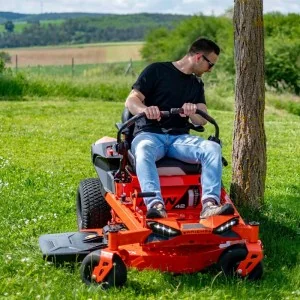 Cortador de relva zero-voltas Ariens Ikon 42 SD motor Kawasaki 726cc