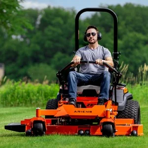 Cortador de relva a gasolina de viragem zero Ariens Zenith 60 SD 152 cm