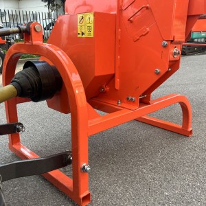 Broyeur de bois monté sur tracteur Deleks DK-1200SE