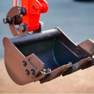 Mini excavadora Deleks M100 motor Kubota D722 10.2 Kw