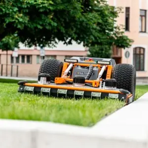 Raymo TORPEDO 4WD ZTR electric brushcutter and mower robot