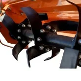 Rotovator an einem leichten Zeppelin-Traktor.