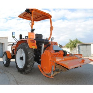 Rotovator an einem leichten Zeppelin-Traktor.