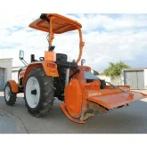 Rotovator an einem leichten Zeppelin-Traktor.