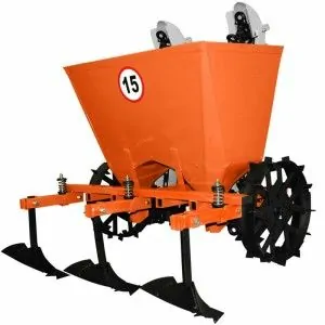 Zweireihige Legemaschine für Kartoffeln auf dem Traktor Zeppelin