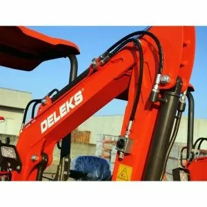 Mini excavadora Deleks M100 motor Koop D722 10.2 Kw