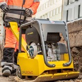 Compattazione di vassoi vibranti