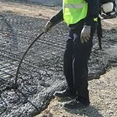 Règles et vibrateurs à béton