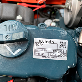 Placa de identificación Kubota D722 en la miniexcavadora Rhinoceros XN13 Placa de identificación Kubota D722 en la miniexcavadora Rhinoceros XN13